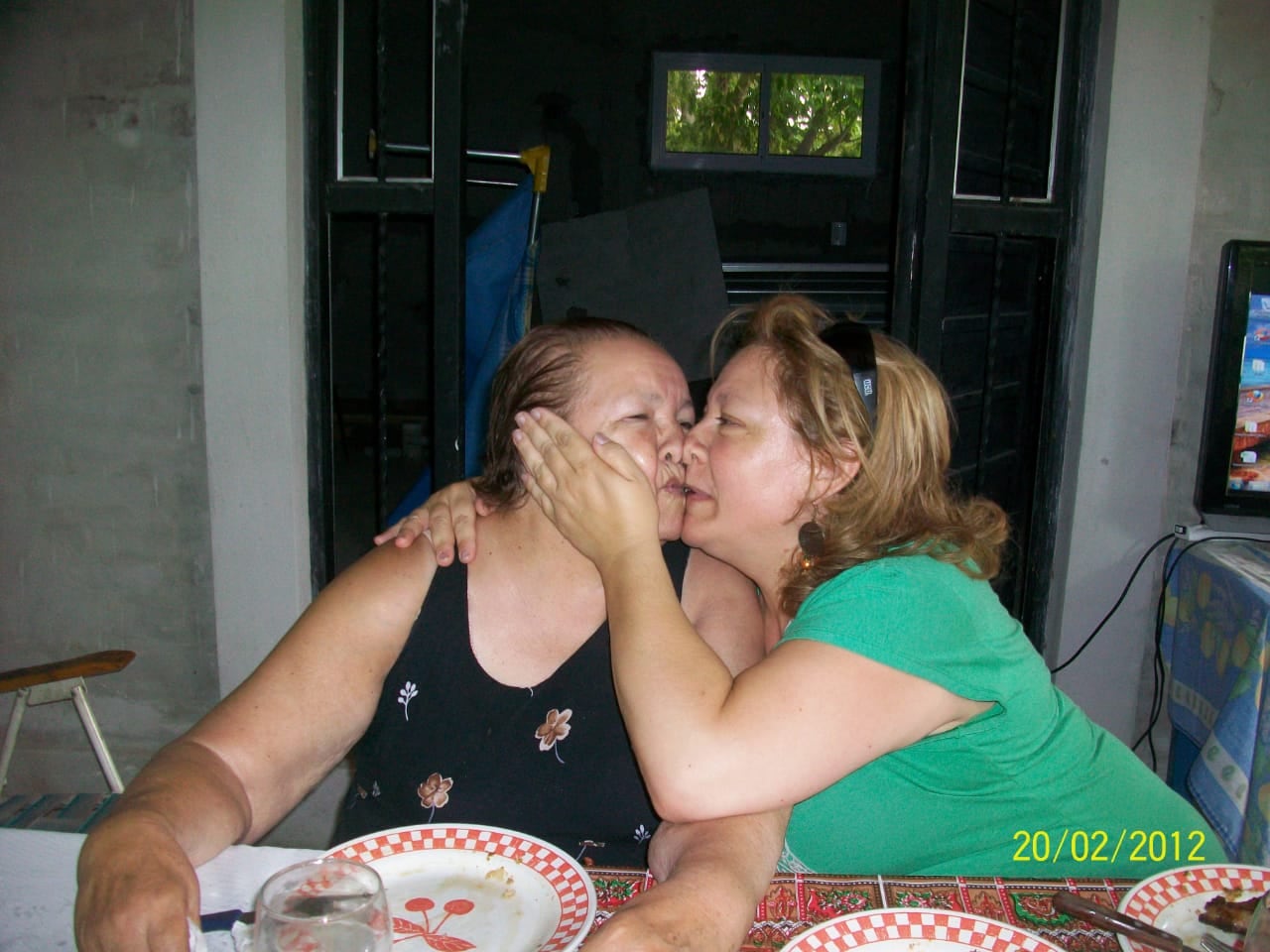 Yolanda y su hija, Mónica Nodari. Pese a algunas adversidades y achaques en su salud, la cumpleañera siempre tiene una sonrisa en su rostro. Foto: Gentileza.