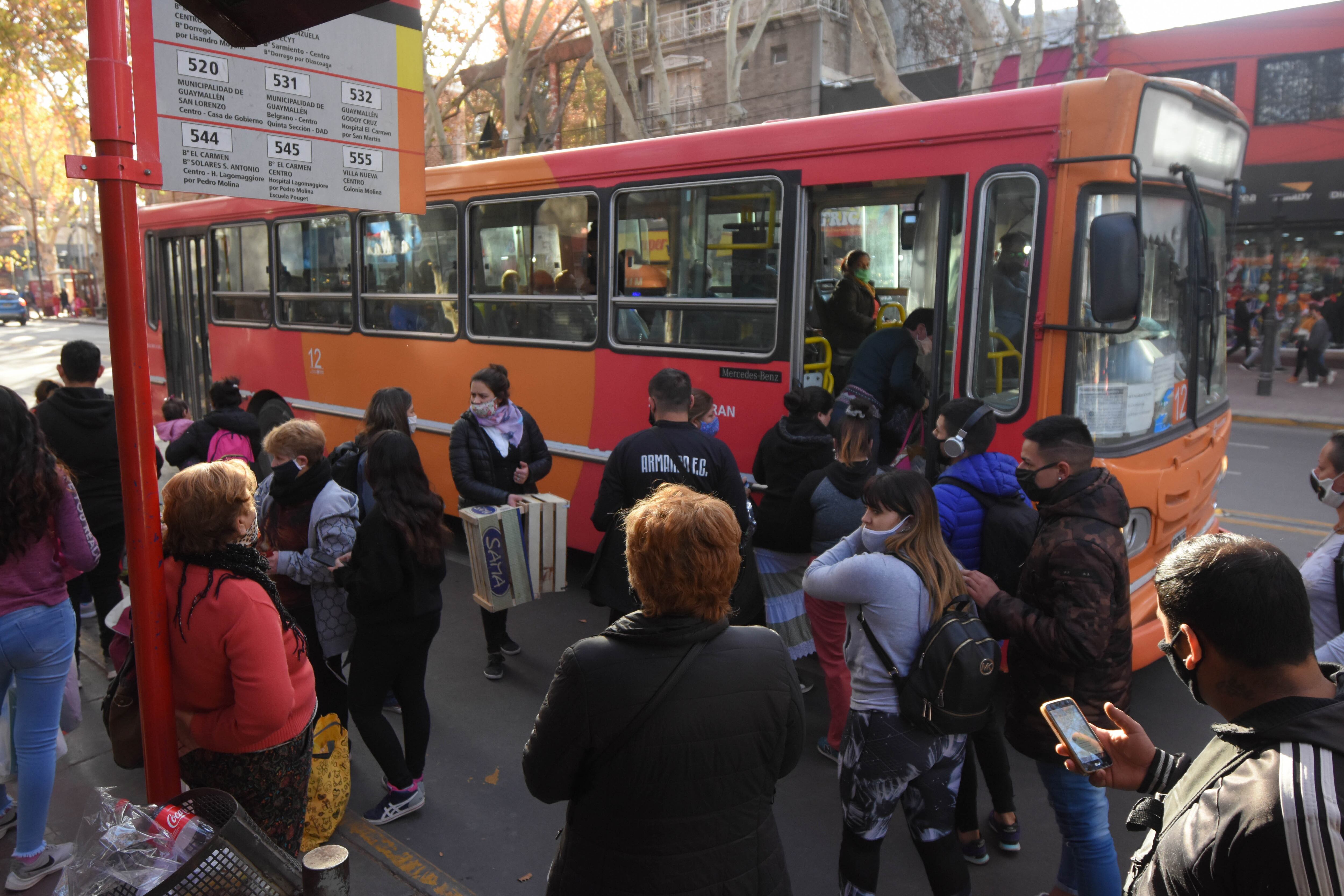 Mucho movimiento de personas en las paradas de colectivo y también gran cantidad de pasajeros en los colectivos.

Fotos: José Gutierrez / Los Andes