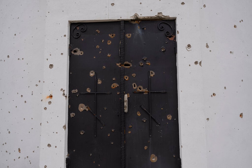 La puerta de una iglesia con impactos de bala luego de un ataque ruso hace algunas semanas, el domingo 10 de abril de 2022, en la localidad de Makarov, en la región de Kiev, Ucrania. (AP Foto/Petros Giannakouris)