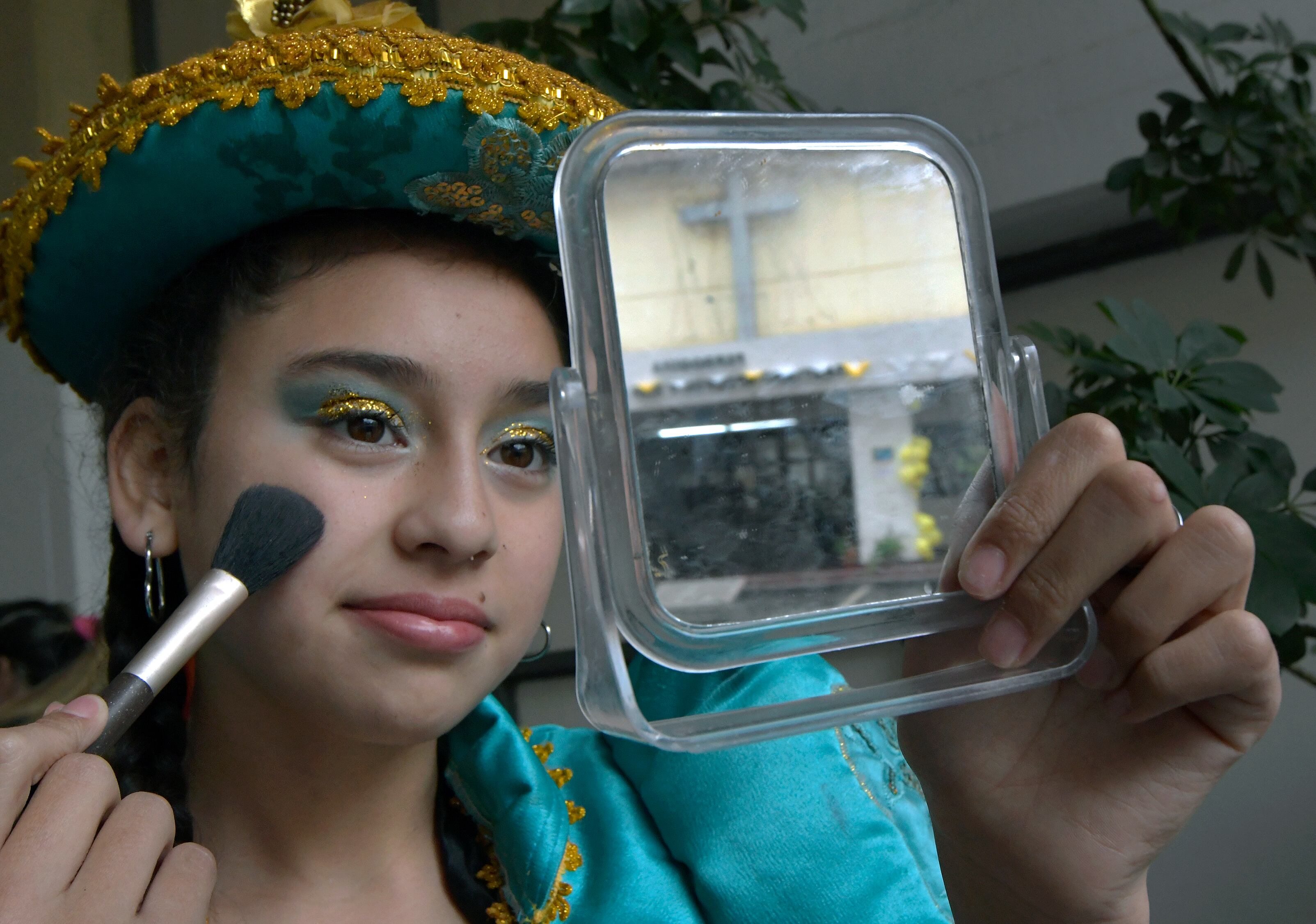 Back stage de los caporales que se presentaron esta mañana en el escenario. Foto: Orlando Pelichotti / Los Andes
