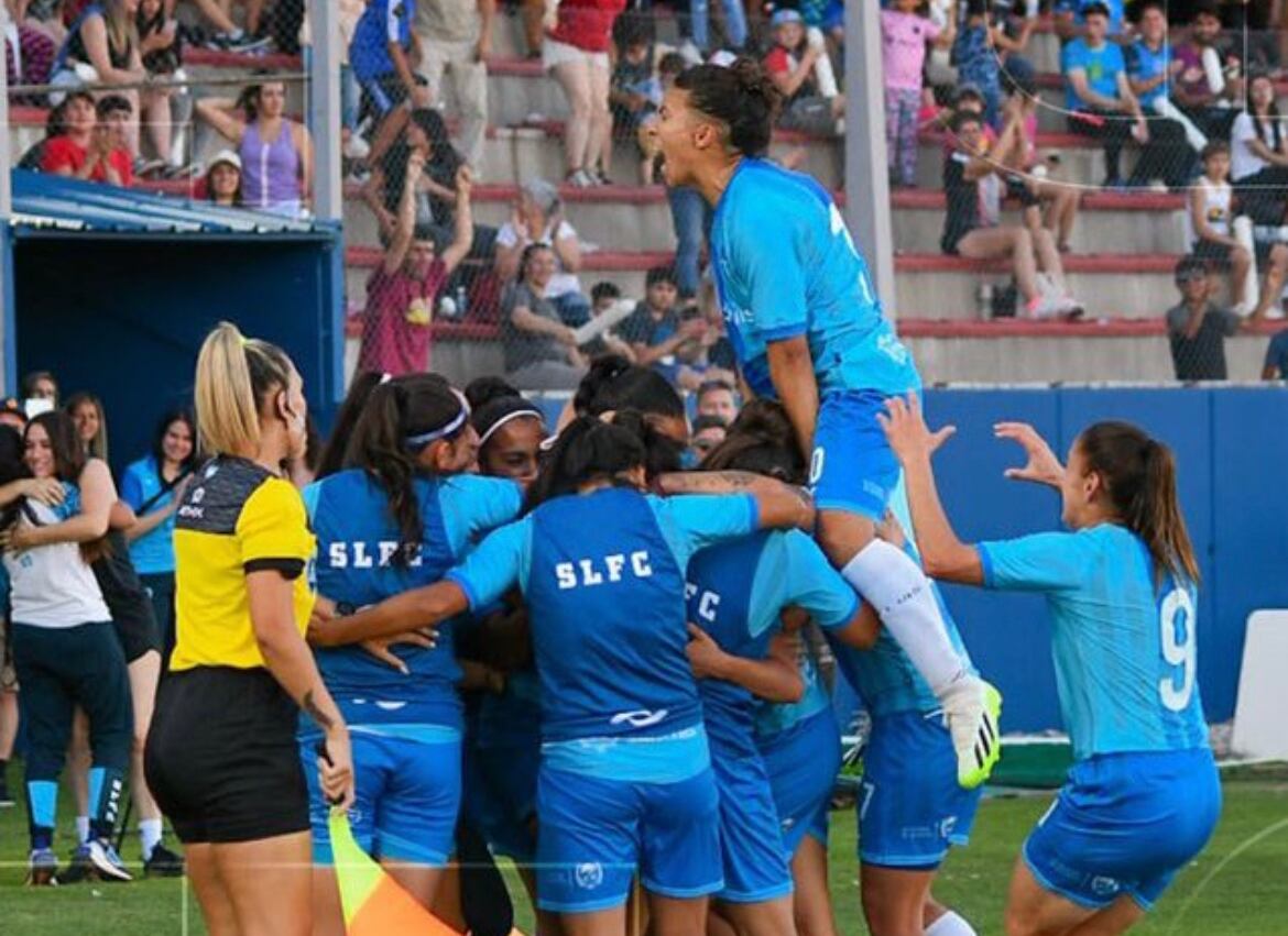 e festeja el gol del ascenso, el de la uruguaya Laurnaga. / Gentileza.