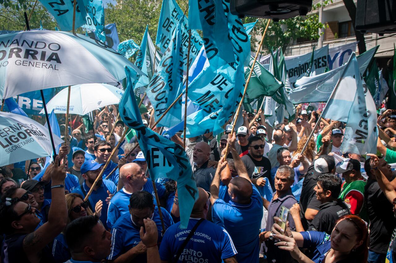 Paro Nacional

Gremios, sindicatos y organizaciones sociales marchan este miércoles desde las 12 por las calles del Centro hasta llegar a la Legislatura provincial, en Peatonal Sarmiento y Patricias Mendocinas, para expresar su respaldo al paro convocado por la Confederación General del Trabajo (CGT).

Dos de los principales gremios estatales de Mendoza adhirieron a la medida y dijeron presente en la calle. Se trata del Sindicato Unido de los Trabajadores de la Educación (SUTE) y la Asociación de Trabajadores del Estado (ATE).

Foto: Ignacio Blanco / Los Andes