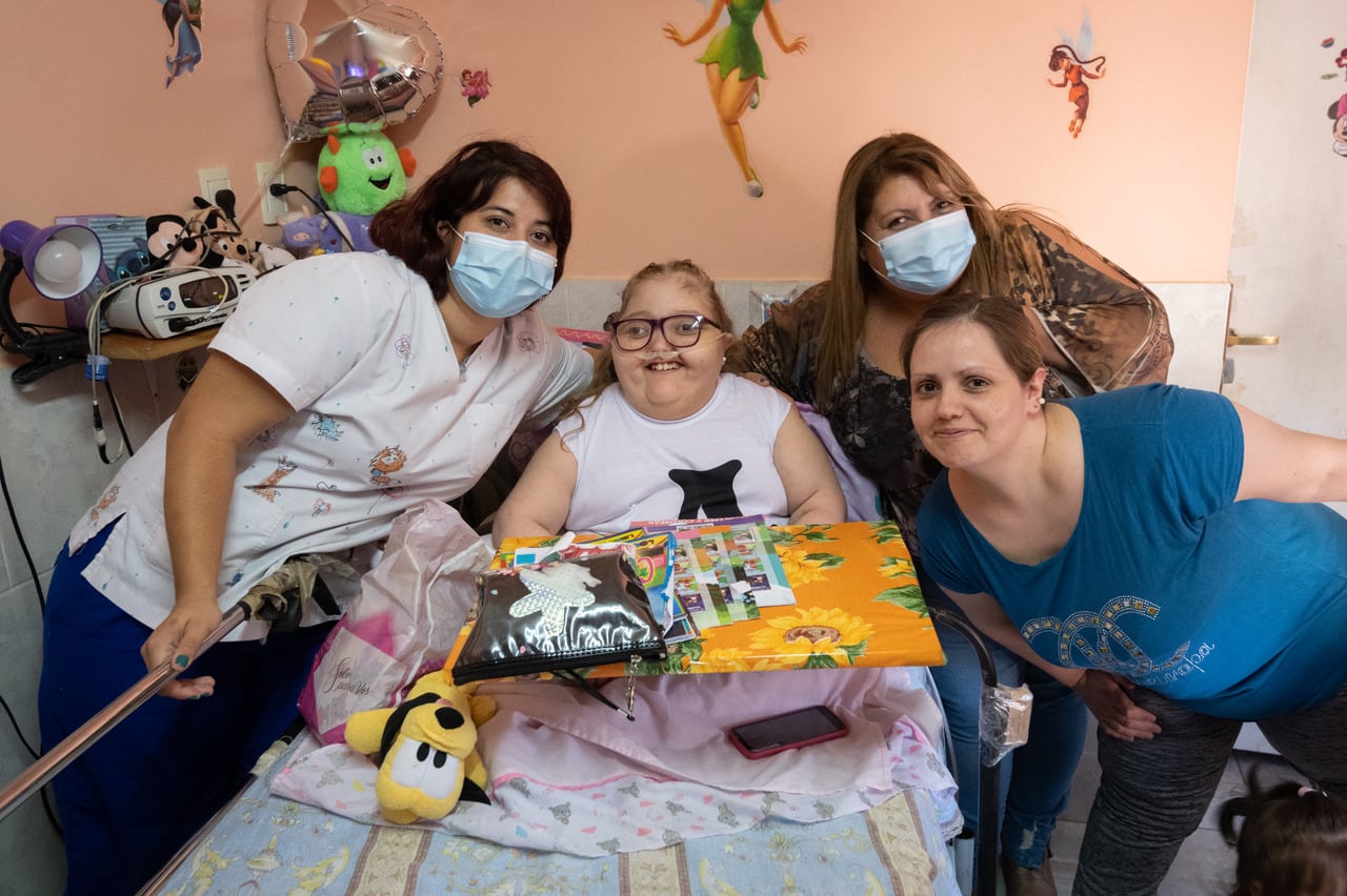 Alma, la nena mendocina con una enfermedad que se da en “una de cada un millón de personas” y no deja de lucharla. Foto: Ignacio Blanco / Los Andes 