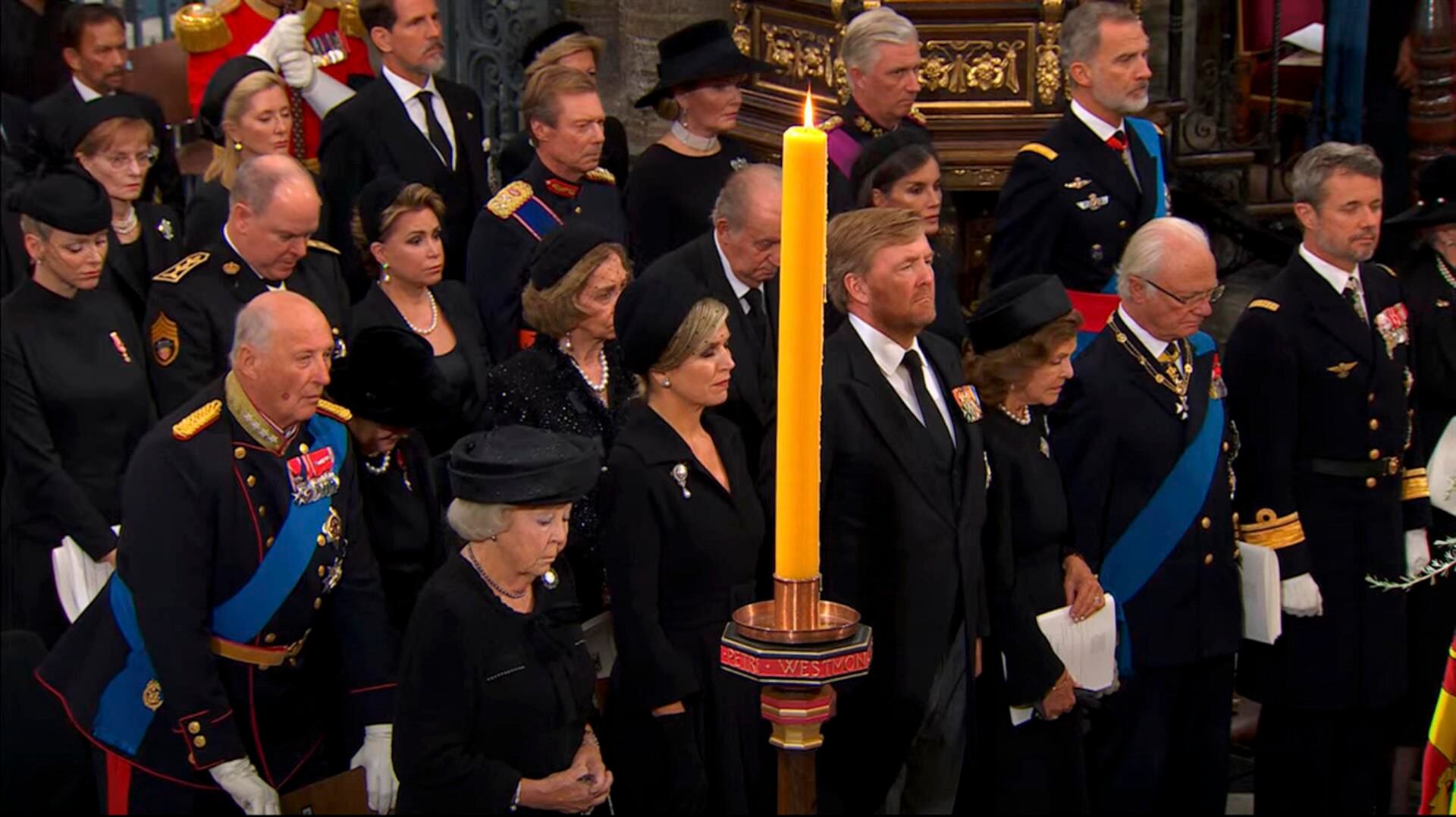 Los reyes de España, Felipe VI y Letizia, junto a los eméritos, Juan Carlos y Sofía, en el funeral de Isabel II en la abadía de Westminster, en Londres, la primera imagen conjunta de los cuatro desde 2020. EFE