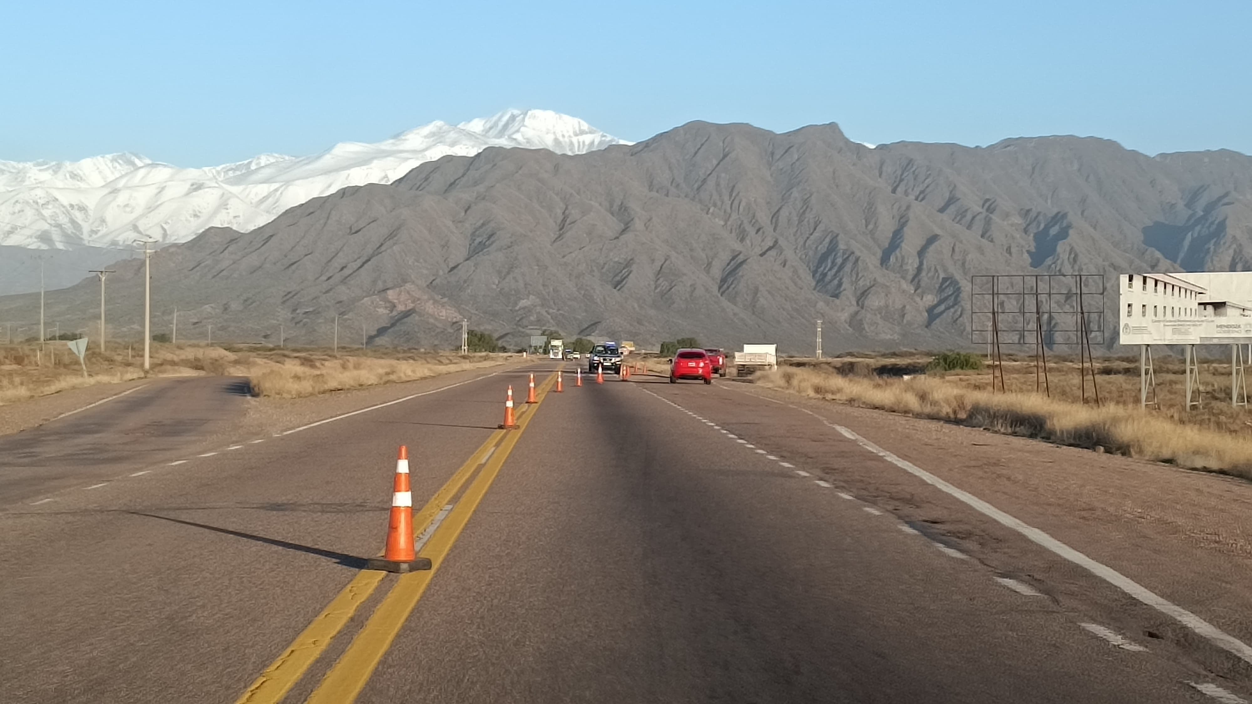 Socavón en la ruta 7 (Cacheuta): aplicaron un bypass para el tránsito (Prensa Gendarmería Nacional)