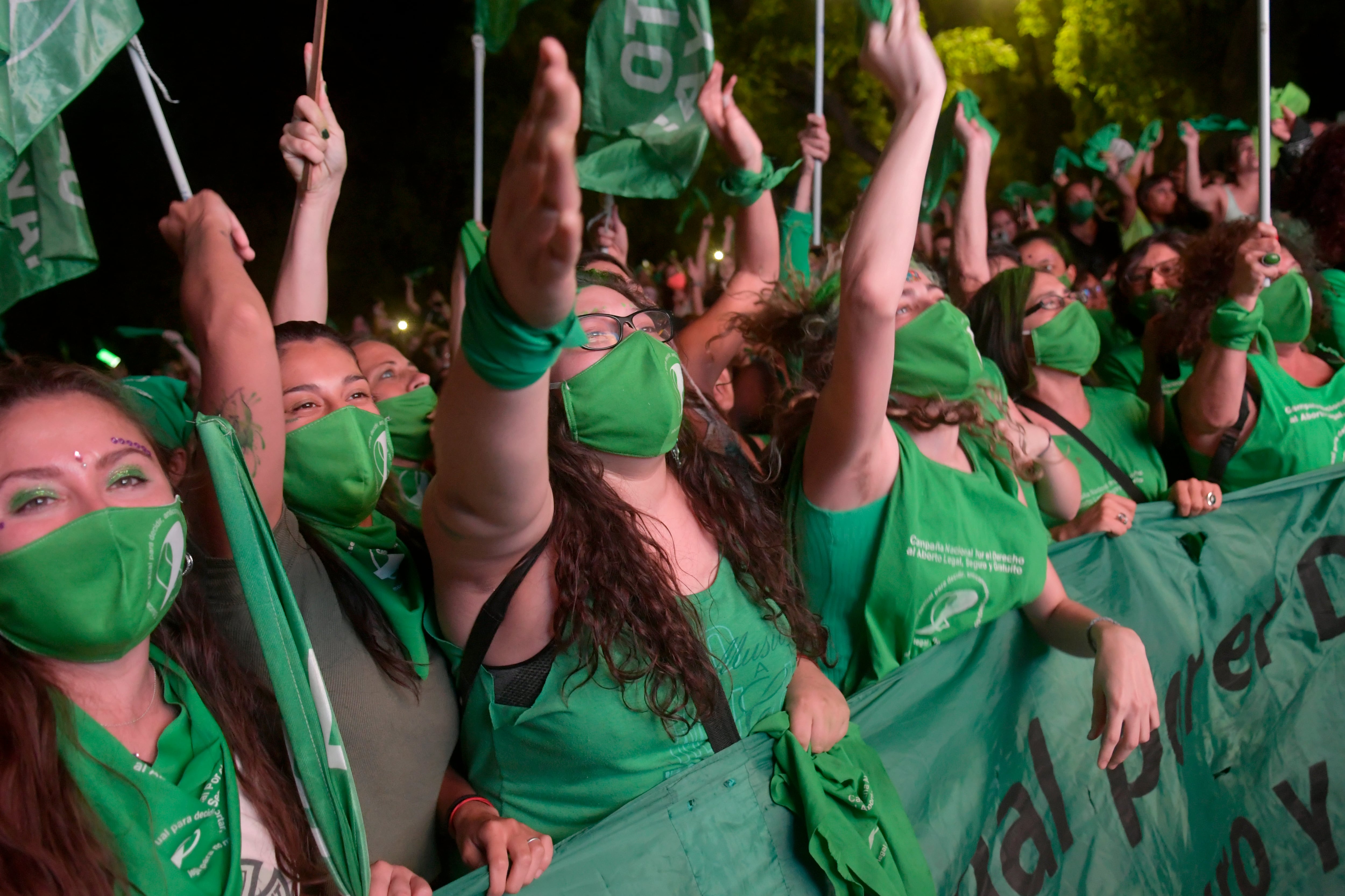 Activistas por la Ley de Interrupción Voluntaria del Embarazo festejan la aprobación de la ley en la plaza Independencia.