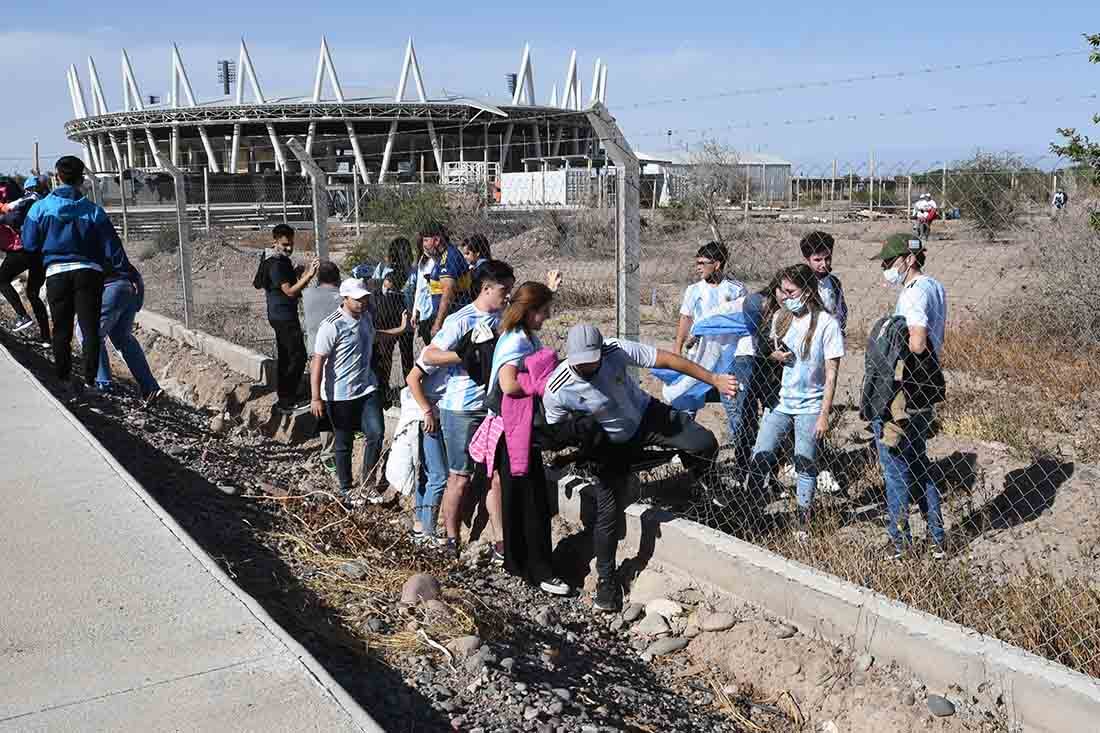 Los hinchas llegan como pueden al estadio Bicentenario de San Juan para alentar al seleccionado Argentino ante Brasil por las eliminatorias para el mundial de Qatar 2022. Foto: Marcelo Rolland