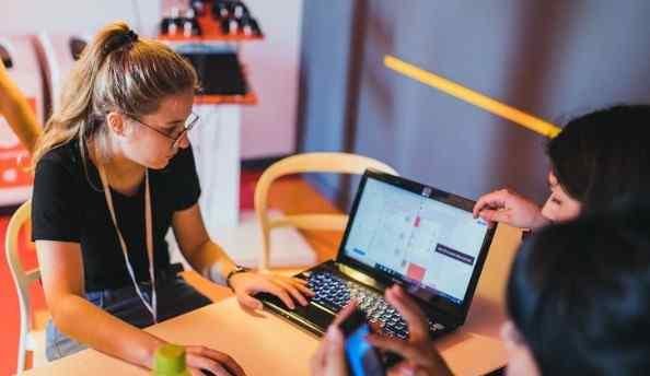 Mujeres en Tecnología ofrece diferentes programas de formación para desarrollar habilidades en el mundo digital. 