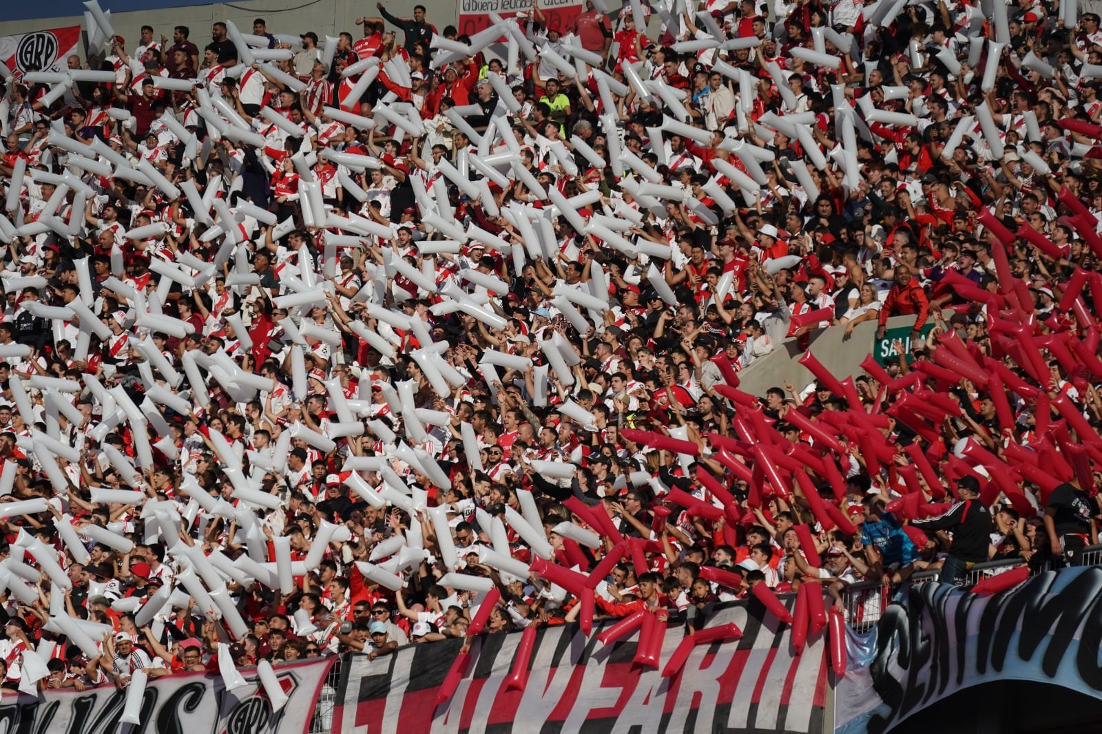 Hinchas de River en el Monumental, en el duelo ante Boca, por la fecha 15 de la Liga Profesional 2023. (Federico López Claro) 