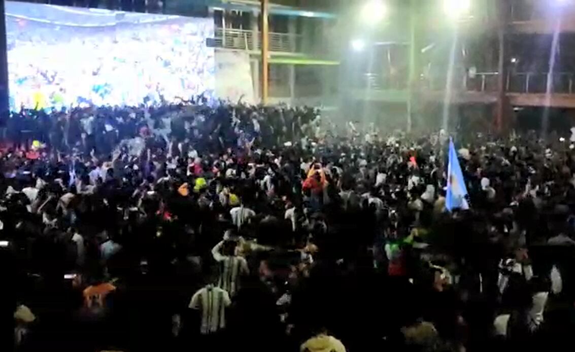 Una locura: así festejó una multitud en Bangladesh el penal que le dio la Copa del Mundo a Argentina. Foto: Captura video.