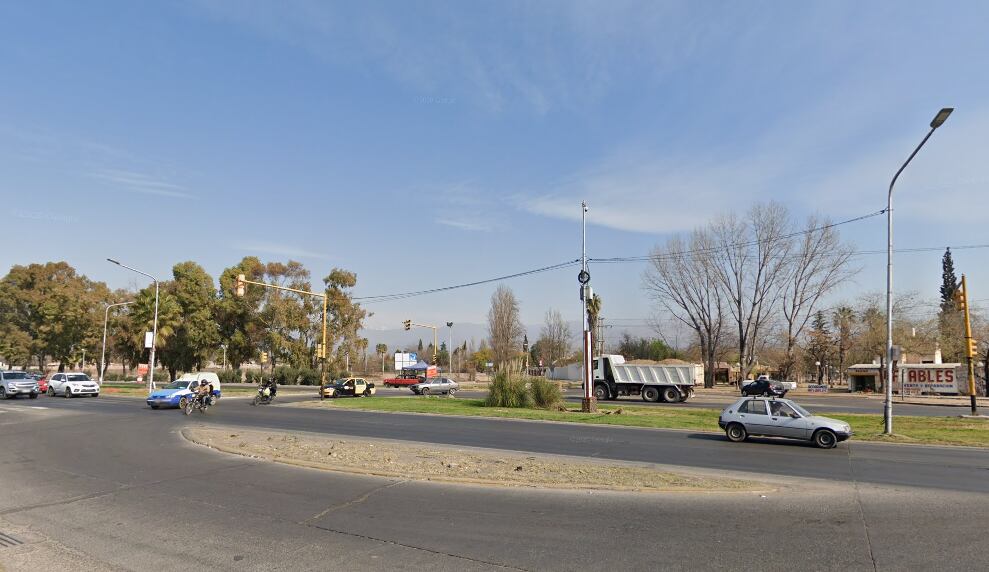 El ladrón fue detenido tras volcar en el auto robado en Acceso Norte y Pescadores, de Las Heras. Foto: Google Maps.