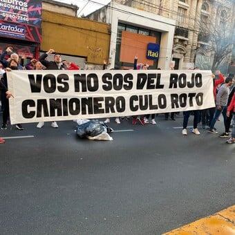 Los hinchas del rojo se reunieron desde temprano para pedir elecciones y que se vayan todos.