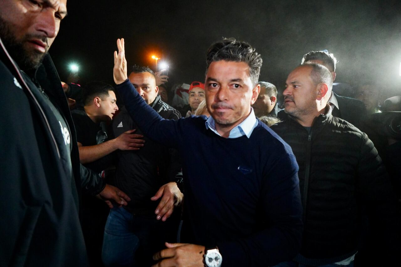 La salida de Marcelo Gallardo del estadio Monumental y el saludo de hinchas. (Gentileza Clarín)