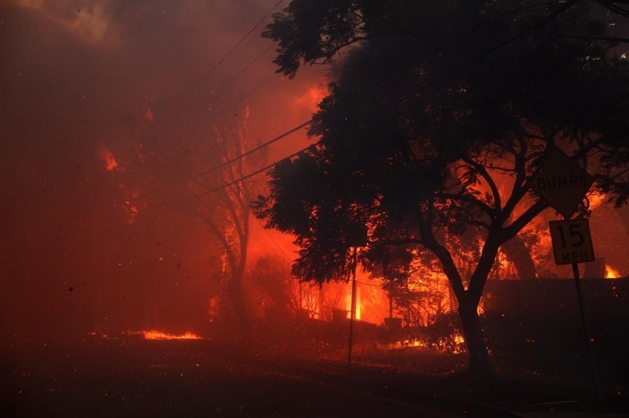 Una casa arde por el incendio forestal de Palisades en Pacific Palisades. Foto: EFE.