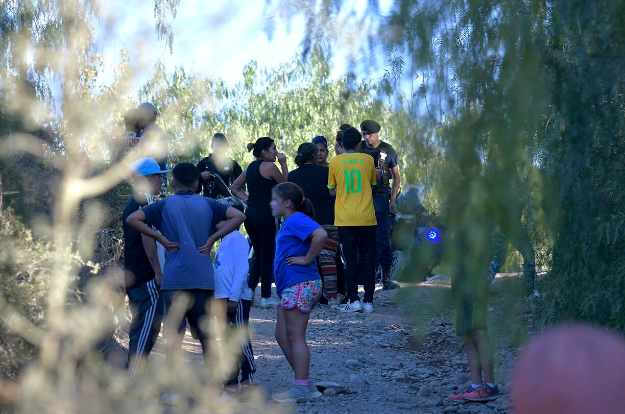  Esta tarde, se desarrolló un asesinato en una vivienda en el Barrio Urundel, ubicado en el oeste del departamento de Godoy Cruz. 
Foto: Orlando Pelichotti