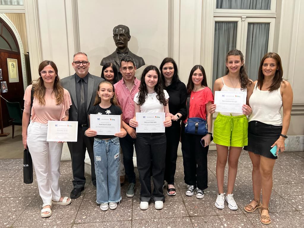 Las ganadoras con sus familias y Alejandro Cobo, de Medios en la Educación.