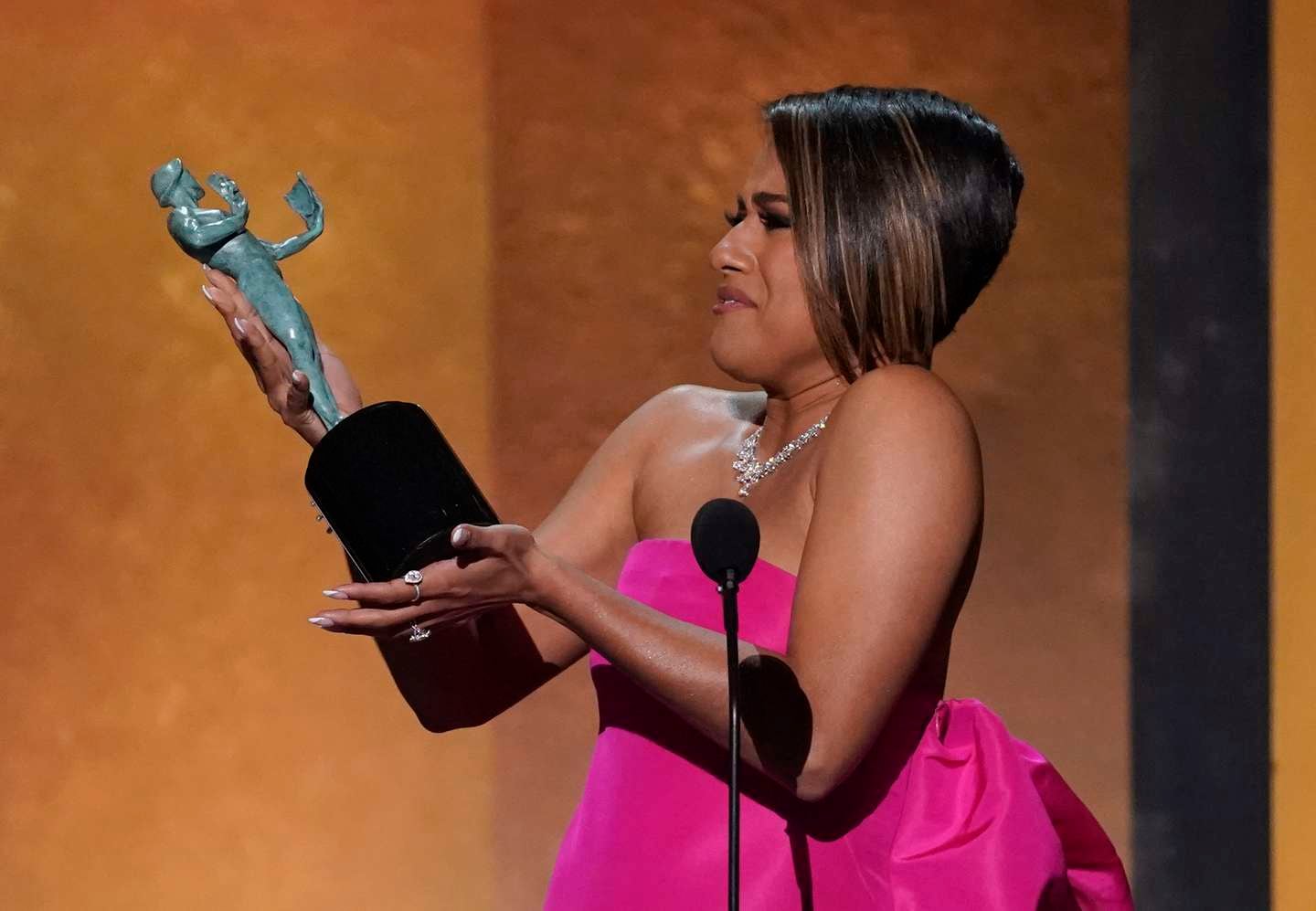 Ariana DeBose recibe el Premio SAG a la mejor actriz de reparto, por "West Side Story". Foto: Chris Pizzello /AP