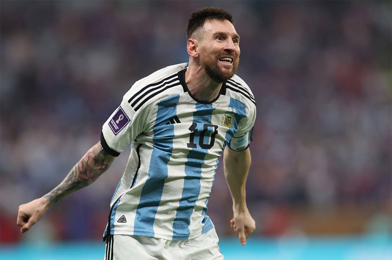 Lusail (Qatar), 18/12/2022.- Lionel Messi of Argentina celebrates after scoring the 3-2 during the FIFA World Cup 2022 Final between Argentina and France at Lusail stadium, Lusail, Qatar, 18 December 2022. (Mundial de Fútbol, Francia, Estados Unidos, Catar) EFE/EPA/Tolga Bozoglu
