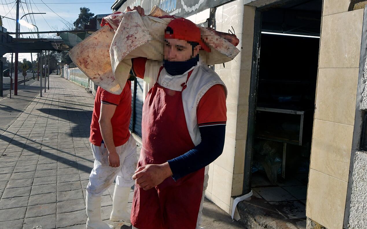 
Empleados de la carnicería ubicada en Independencia y Álvarez Condarco sacan restos de carnes para tirarlas en el basurero municipal, tras los saqueos que sufrieron ayer - Foto Orlando Pelichotti / Los Andes