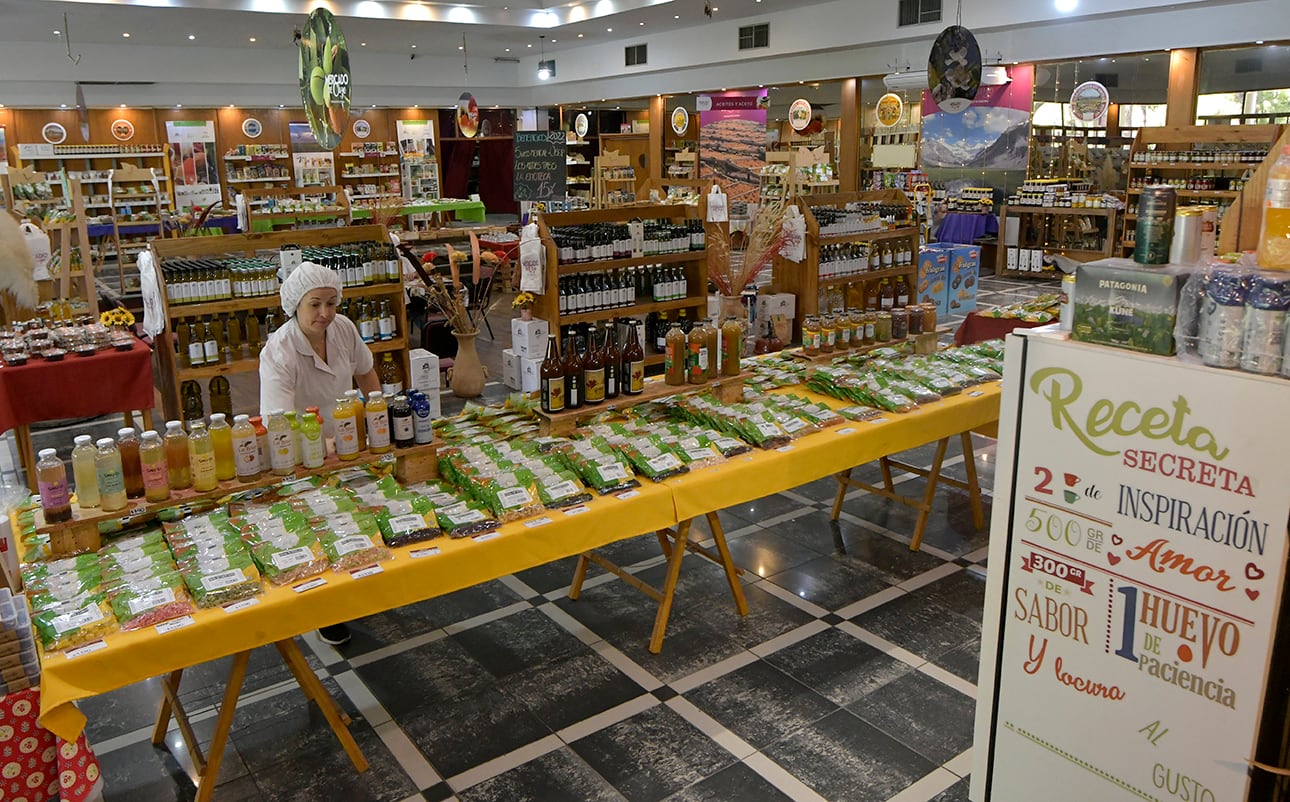 En el Mercado de Cuyo se encuentran más de setenta empresas con sus productos. - Foto: Orlando Pelichotti