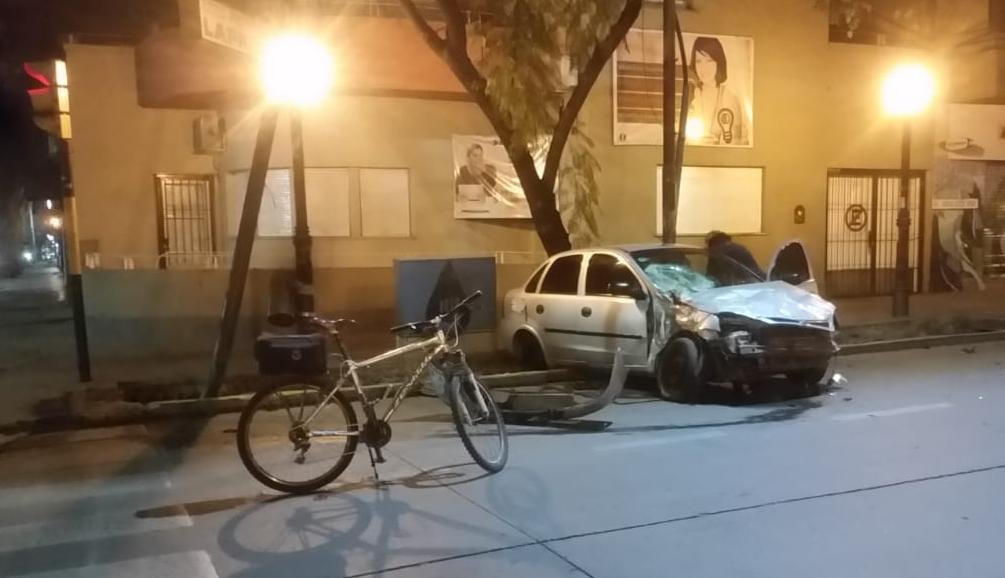 El conductor del auto fue trasladado al hospital para ser revisado, mientras que el tránsito quedó reducido a media calzada. Foto: Orlando Pelichotti / Los Andes.