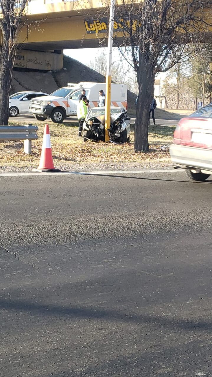 Chocó contra un poste y murió en el lugar.