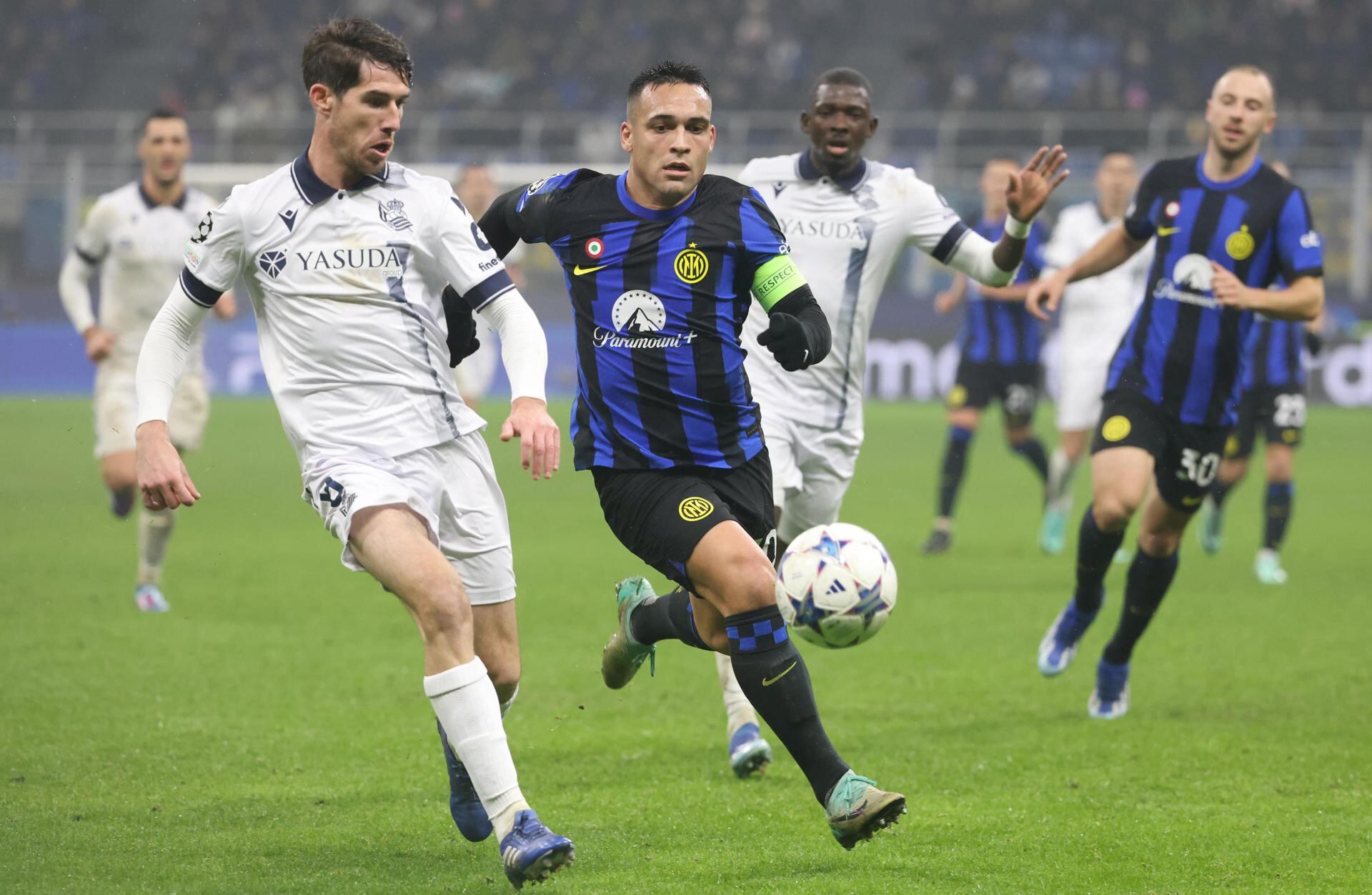 Aritz Elustondo (i) de la Real Sociedad en acción contra el Inter de Milán durante el partido de fútbol del Grupo D de la Liga de Campeones de la UEFA entre el FC Inter y la Real Sociedad en Milán, Italia, el 12 de diciembre de 2023. (Liga de Campeones, Italia) EFE/EPA /MATTHEW BAZZI