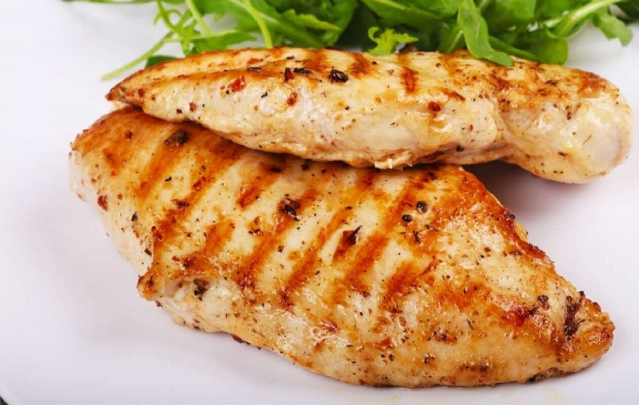 Pechuga a la plancha con ensalada es un plato predilecto para aliviar el cuerpo después de las Fiestas 