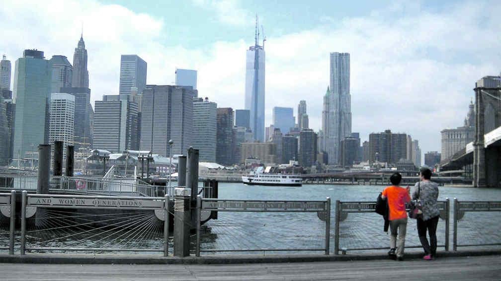 Imponente vista del skyline de Manhattan visto desde Brooklyn. 