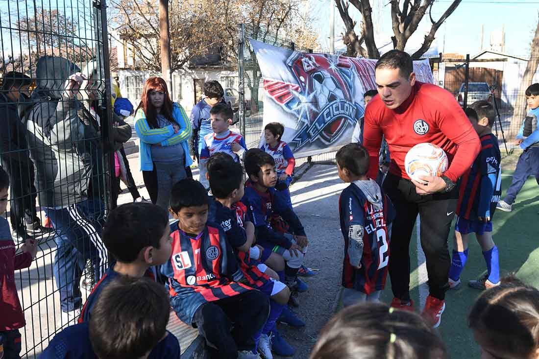 Con apoyo de la peña de San Lorenzo en Mendoza, Diego y los chicos de El Ciclón han conseguido camisetas, remeras de entrenamiento y ahora van a por un par de botines para cada uno.