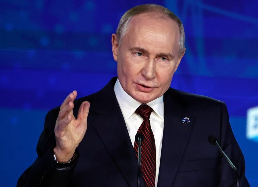 El presidente ruso Vladimir Putin pronuncia su discurso durante una sesión plenaria en Sochi, región de Krasnodar, Rusia. EFE/EPA/MAXIM SHIPENKOV