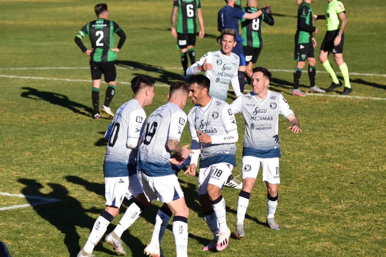 Los jugadores de la Lepra festejan el empate de Diego Cardozo. / Mariana Villa (Los Andes).