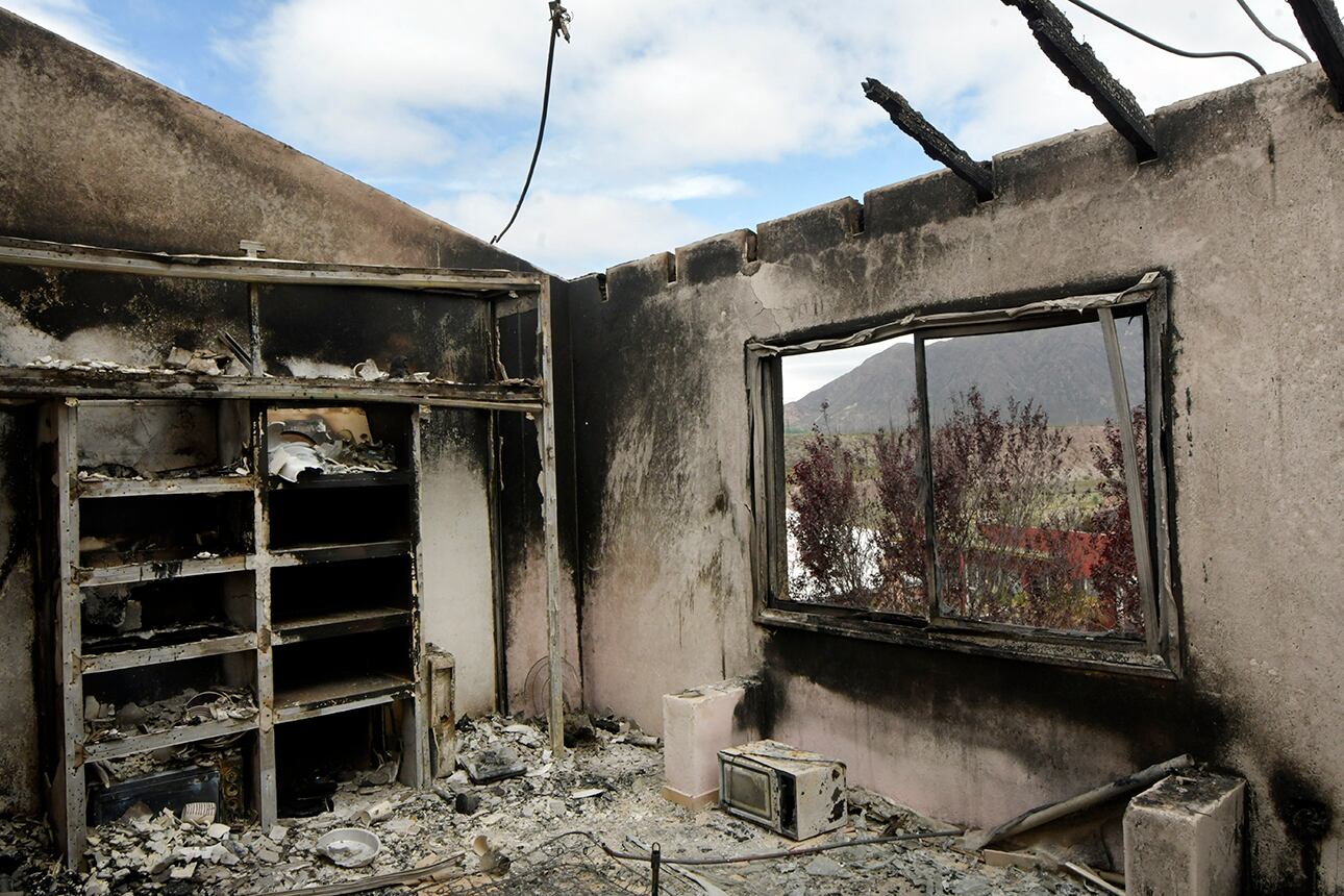 fin de semana crítico y catastrófico -con el viento Zonda se propagaron distintos focos de incendio que consumieron a unas 2.500 hectáreas en el piedemonte de Luján de Cuyo
Cabaña y vivienda con auto incendiado en Portal Suizo

Foto: Orlando Pelichotti