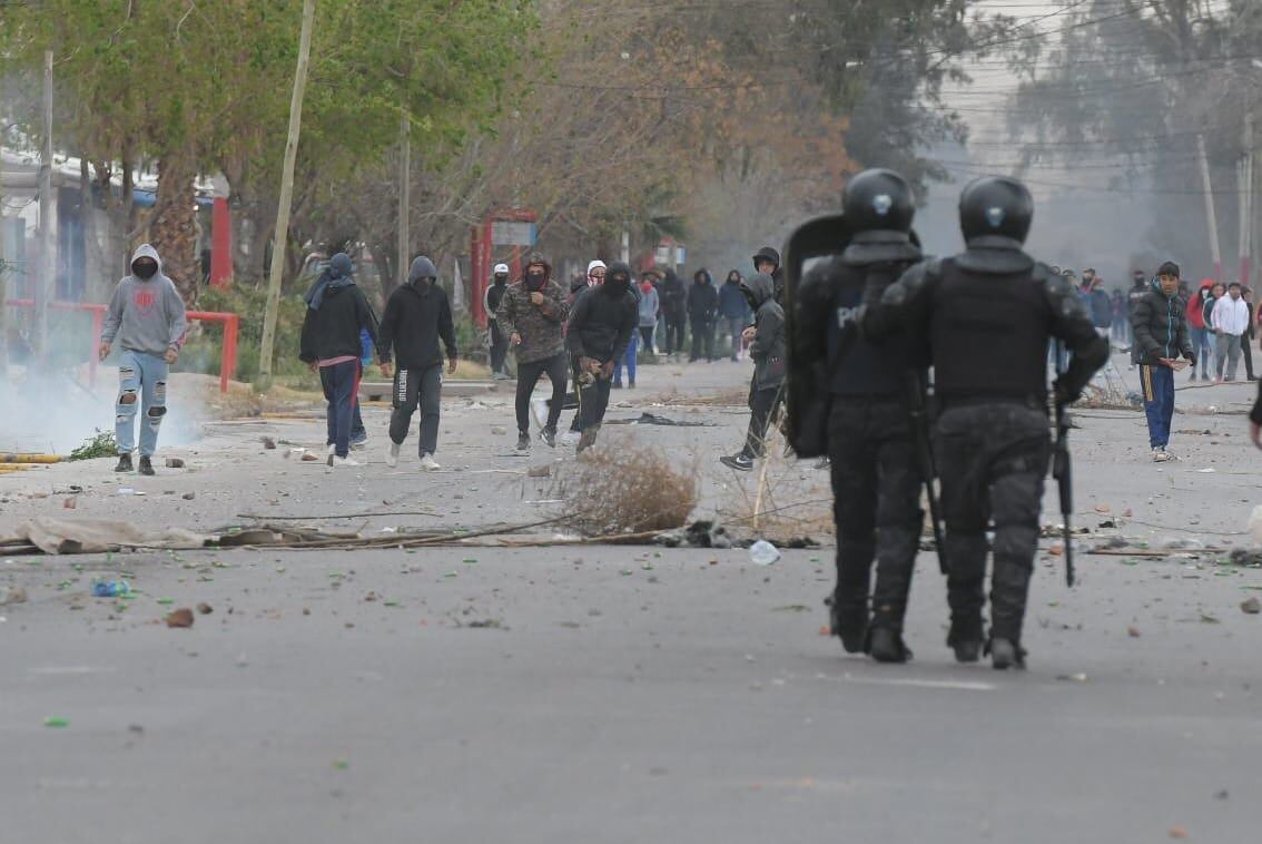 Efectivos de la UMAR e Infantería se enfrentaron con vecinos del barrio Santa Teresita - Foto Ignacio Blanco