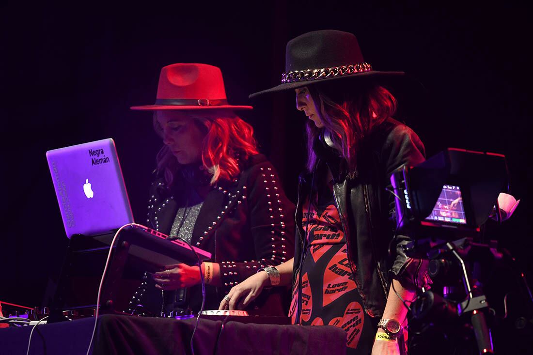 En el Arena Maipú del departamento de Maipú, se realizó el WINEROCK Indoor Session.
DJ. Negra Aleman y DJ. Lore Enriquez
Foto:José Gutierrez / Los Andes