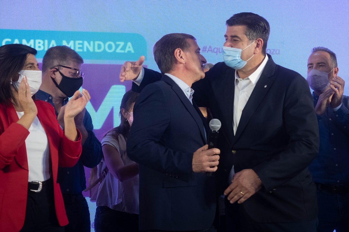 Elecciones legislativas 2021. El gobernador Rodolfo Suárez celebra con el vicegobernador Mario Abed en el búnker Cambia Mendoza en el Hotel Aconcagua