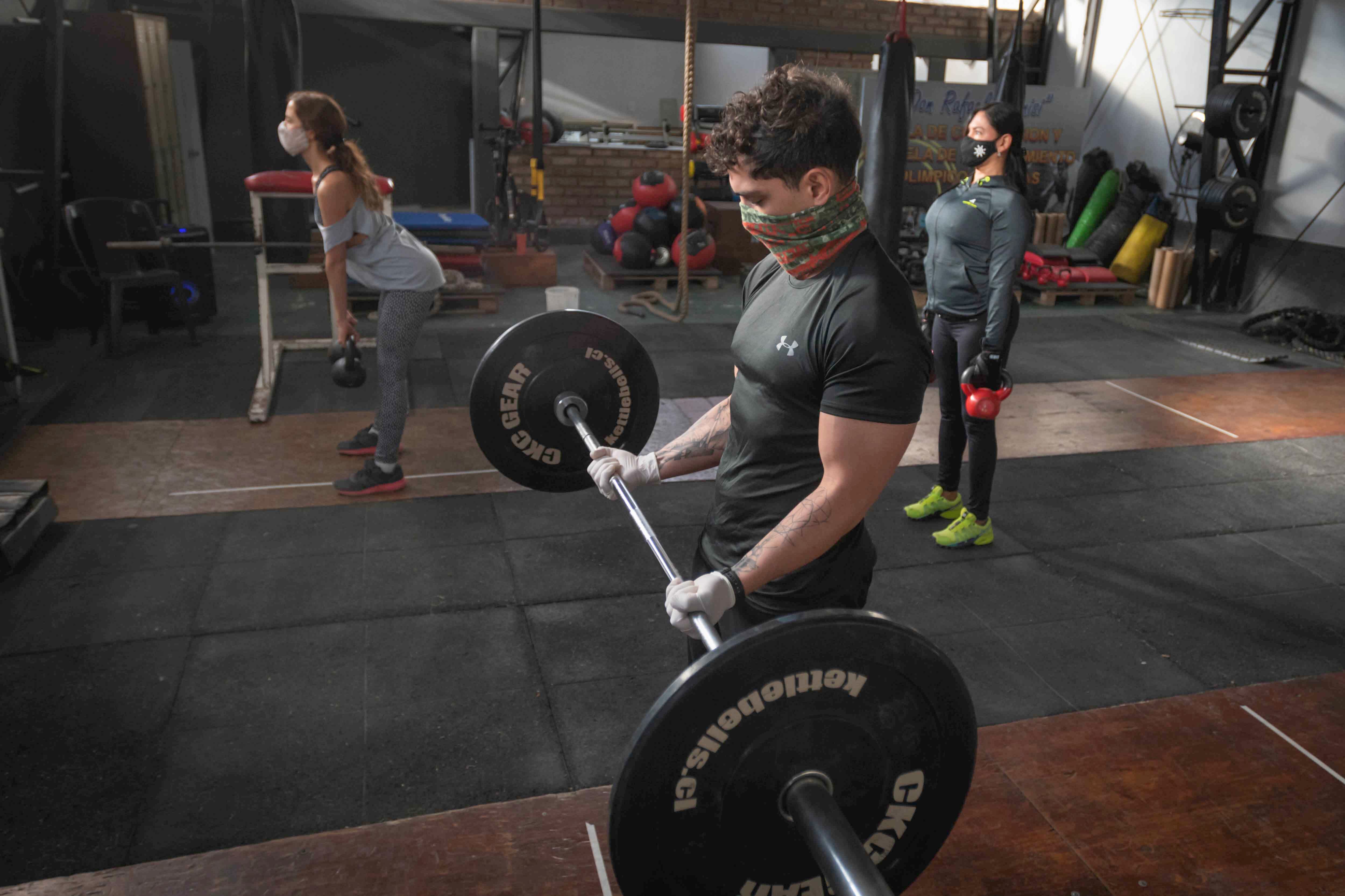 Los gimnasios reabrieron el martes pasado con clases por turno, distanciamiento y otras medidas estrictas. Foto: Ignacio Blanco / Los Andes
