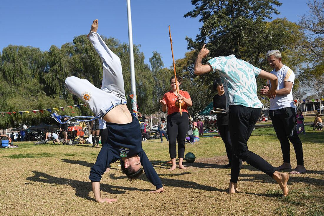 13 de agosto de 2022 Mendoza Capoeira Arte y lucha afro-brasilera. Kevin Lemos de la academia Capoeira de Valor, practica capoeira en el Parque Central junto a sus alumnos  Foto: Marcelo Rolland / Los Andes