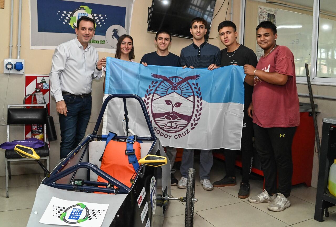 Con la bandera de Godoy Cruz