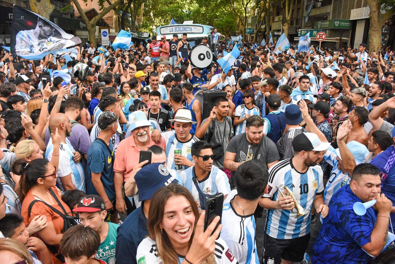 Argentina ya esta en cuarto de final y Mendoza lo festejo así. 
Foto: Mariana Villa / Los Andes