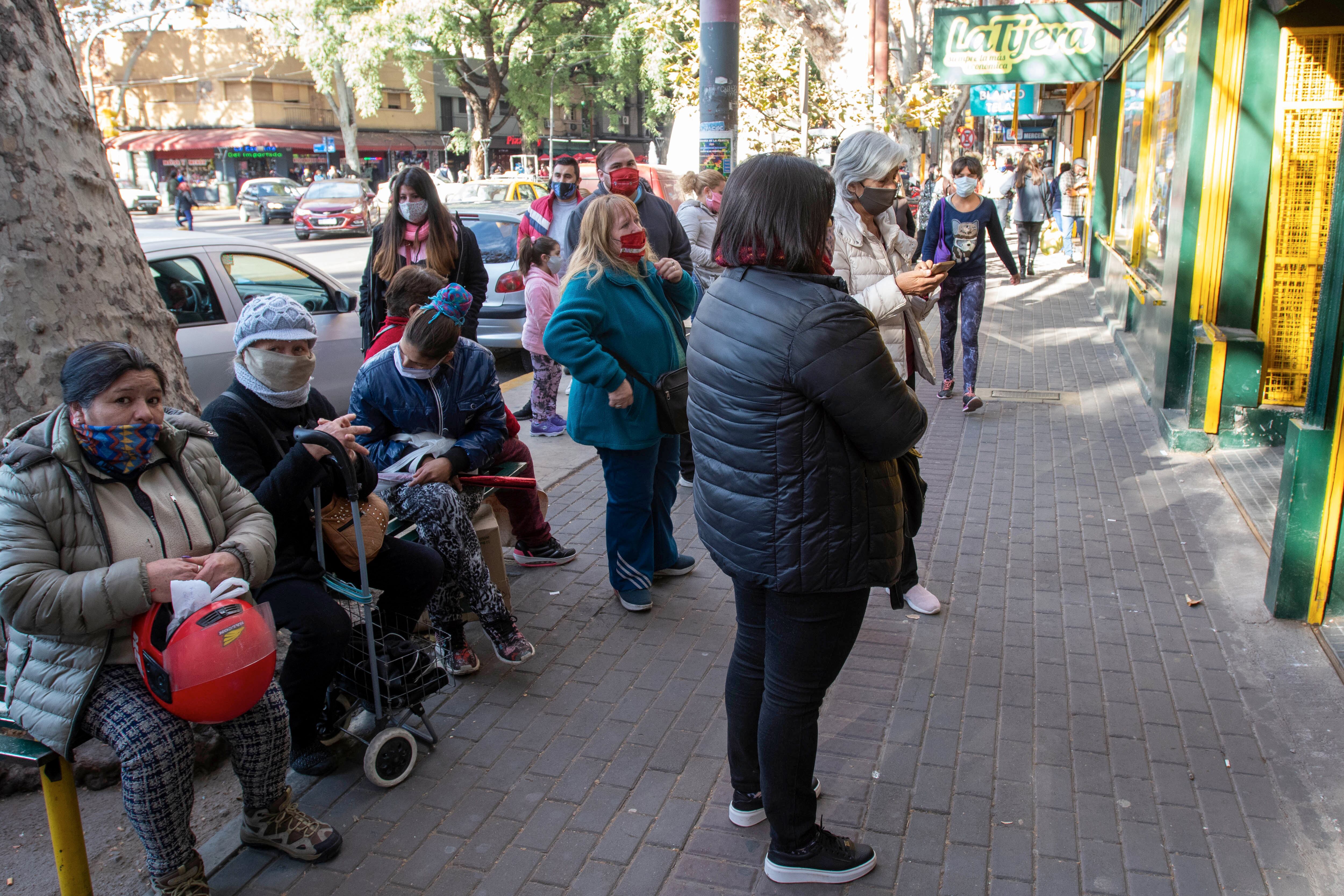 Sin restricción de DNI se notó mucho movimiento de personas por las calles de la ciudad.