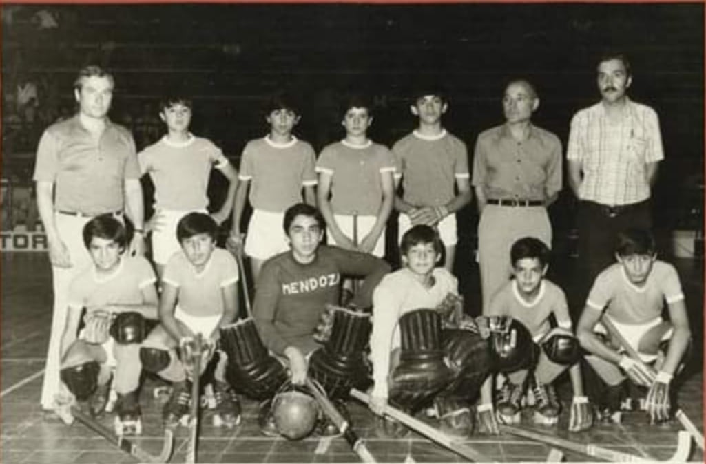 El plantel de la Selección mendocina infantil de 1978, Arriba, Dr Hugo Beningazza, Ariel Santaolaya (cap) Carlos Morán, Sergio Salinas, Víctor Chichinelli, Armando Beningazza (DT) y Óscar Soriano (delegado de la Selección). Abajo José Luis Lombardo, Carlos Marabini, Turco Jaliff, Fernando Segovia, Adrián Beningazza y Alfredo Jaenish,