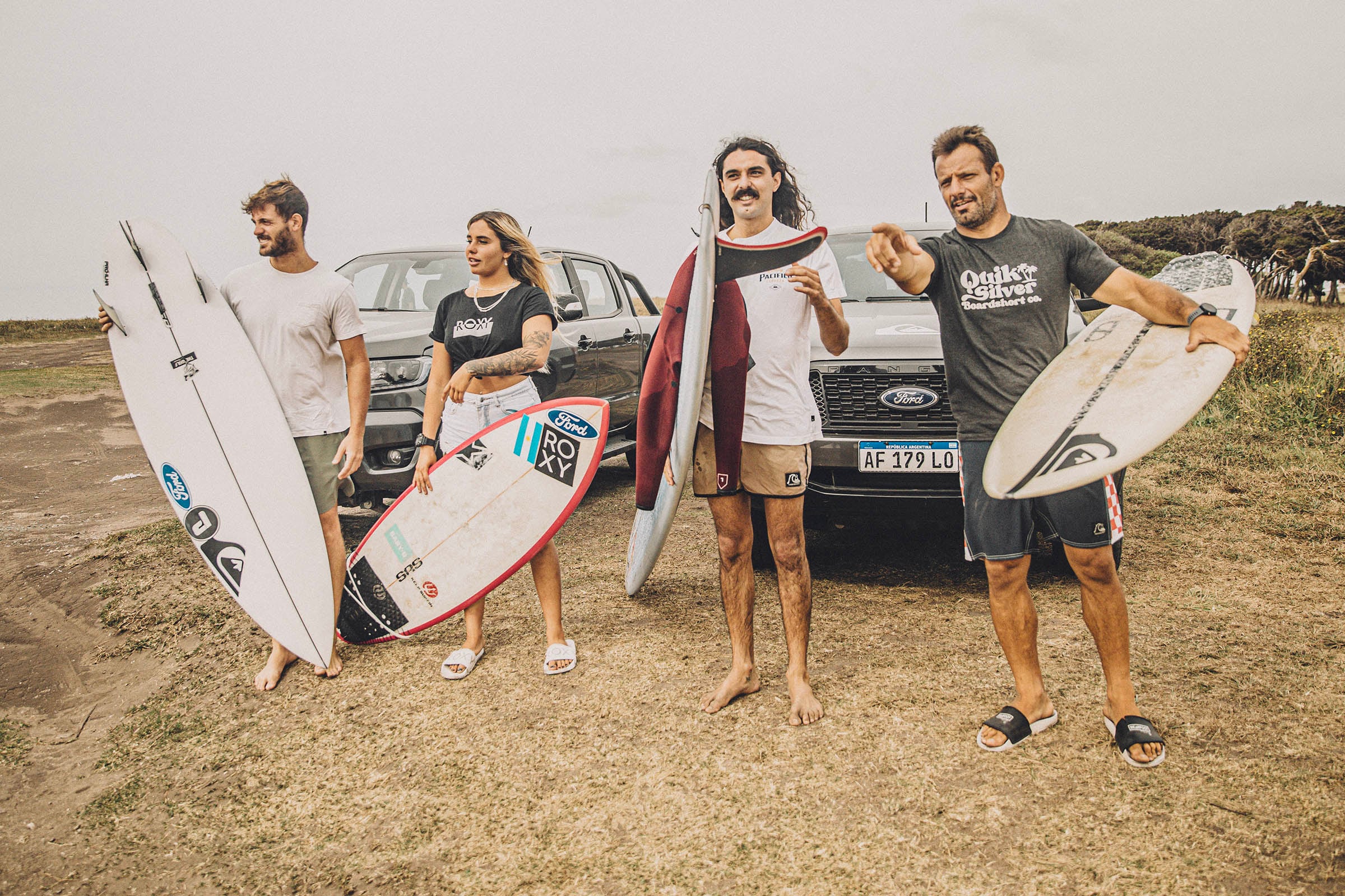 Los cuatro ganadores del Ala Moana Longboard Fest con Aguerre, Andy y el presidente de Ford. / Gentileza.