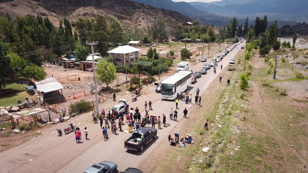 Tragedia en Potrerillos
Tres personas fallecieron y otras dos permanecen internadas en grave estado luego de que una crecida en el Río Blanco (Potrerillos) arrastrara el auto en que viajaban cuando intentaban cruzar un puente en medio de una tormenta. Un grupo de vecinos de la parte alta de Potrerillos salió a cortar la ruta en reclamo de que se construya un puente en altura y se hagan otras obras.

Foto: Ignacio Blanco / Los Andes 