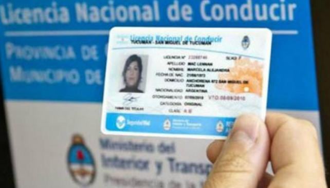 Si un conductor tiene multas impagas o inhabilitaciones vigentes en el Registro Nacional de Antecedentes de Tránsito no podrá obtener la nueva credencial hasta que regularice la situación.