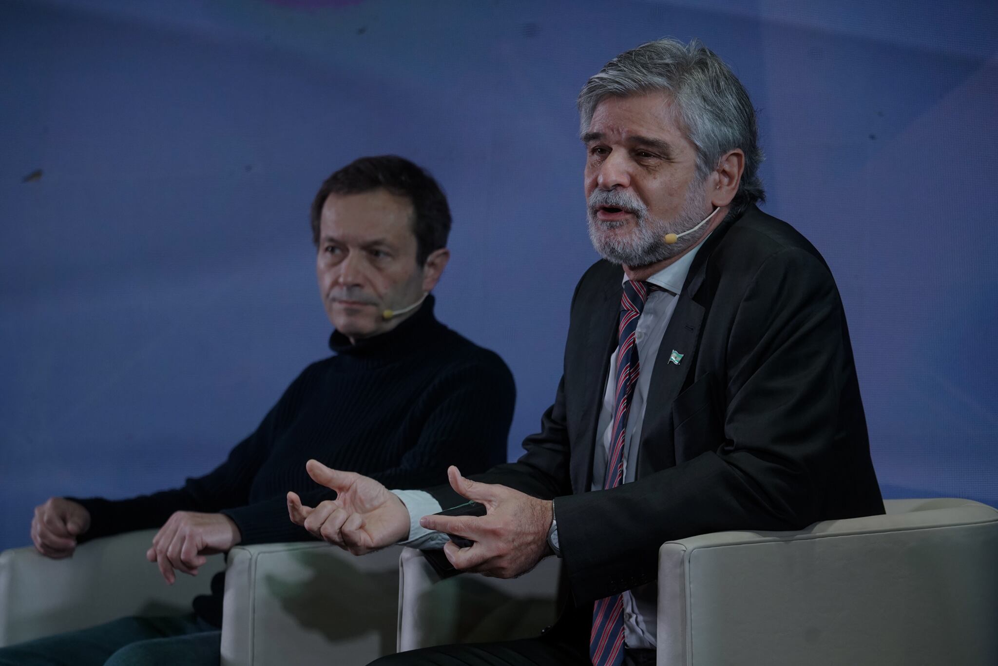 Ciclo Democracia y Desarrollo organizado por Clarín. Daniel Filmus junto a Gustavo Beliz. Foto Clarín. 