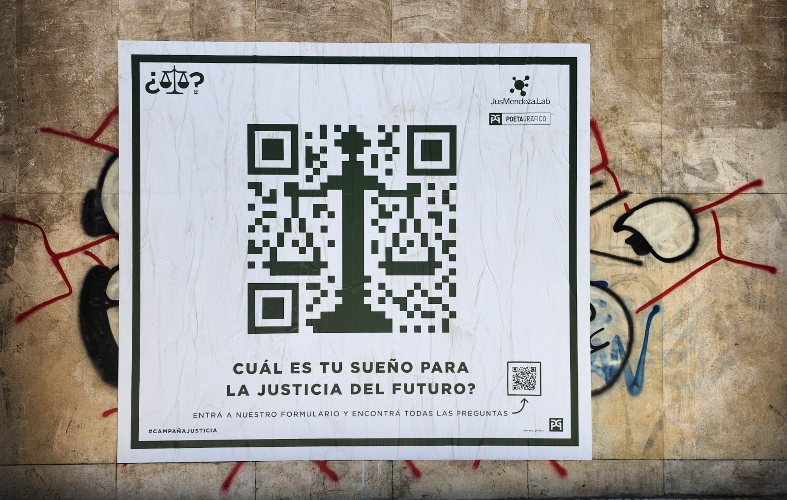 Los afiches tienen un QR para sumar opiniones.