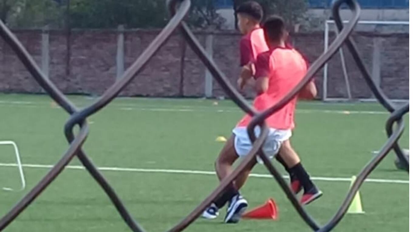 Matías Busto, la joya del fútbol mendocino, ya firmó su contrato profesional con Lanús. Foto: Gentileza Jorge Busto.