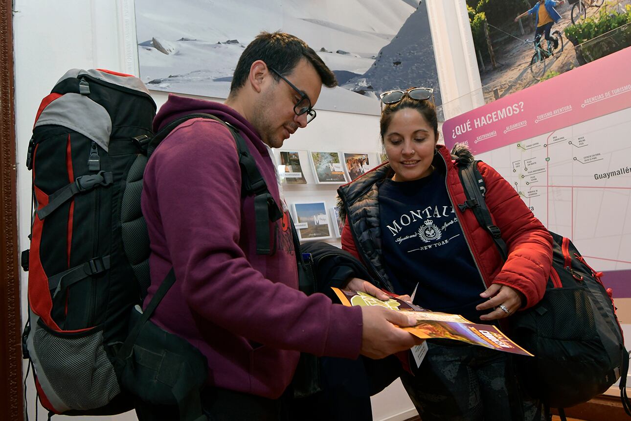 Continúa el Pre Viaje 3 en este fin de semana largo. 
Cientos de turistas pasean por la ciudad de Mendoza
En la foto, los turistas Luisa y Esteban Quiroga de Río Negro en la Sectretaría de Turismo
 Dirección de Agricultura y Contingencias Climáticas dio el pronóstico del clima “ascenso de la temperatura y vientos moderados del Noreste”, para el último día del feriado largo
Foto: Orlando Pelichotti -  Los Andes