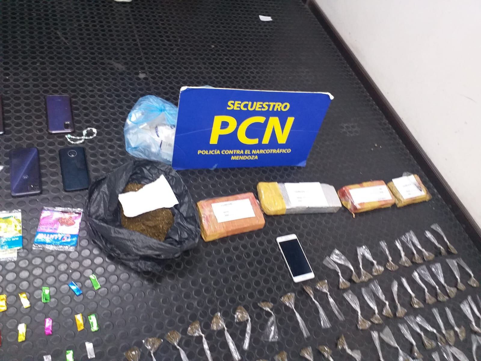 Desbarataron un quiosco con marihuana y cocaína en Las Heras (Prensa Ministerio de Seguridad)